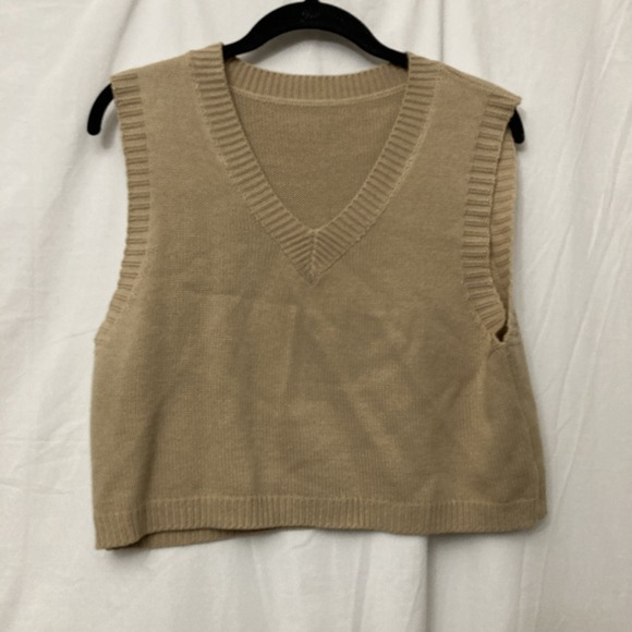 The Unbranded Brand Sweaters - Unbranded Women's Tan V-Neck Knit Sleeveless Cropped Sweater - SZ M